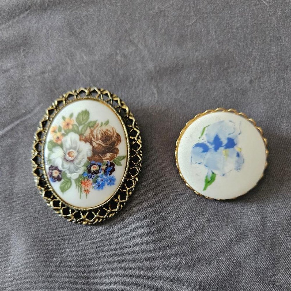 Vintage Lot of 2 Hand Painted Porcelain Floral Brooches Gold Tone Ceramic Pins